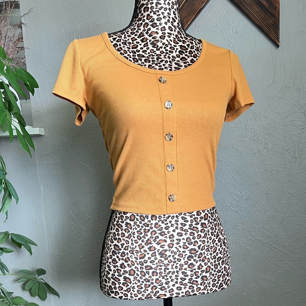 Stretchy, cropped,ribbed, fitted t shirt - size SMALL